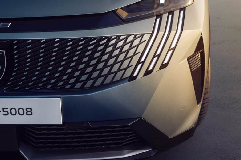 Neuer 5008 Allure Hybrid 3 peugeot 5008 hybrid details grill