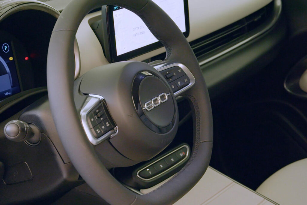 fiat 600 hybrid lenkrad