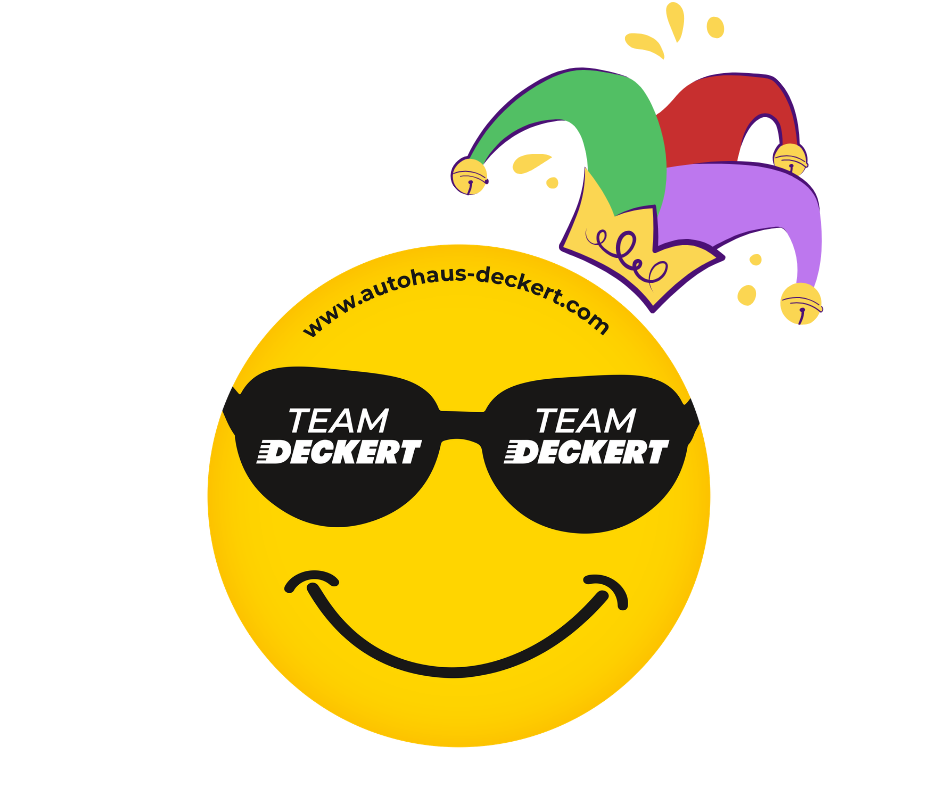 Auf diesem Bild ist ein gelber Smiley zu sehen, der eine Sonnenbrille mit dem Schriftzug 'TEAM DECKERT' und eine bunte Narrenkappe trägt, sowie die Webseite 'www.autohaus-deckert.com'.