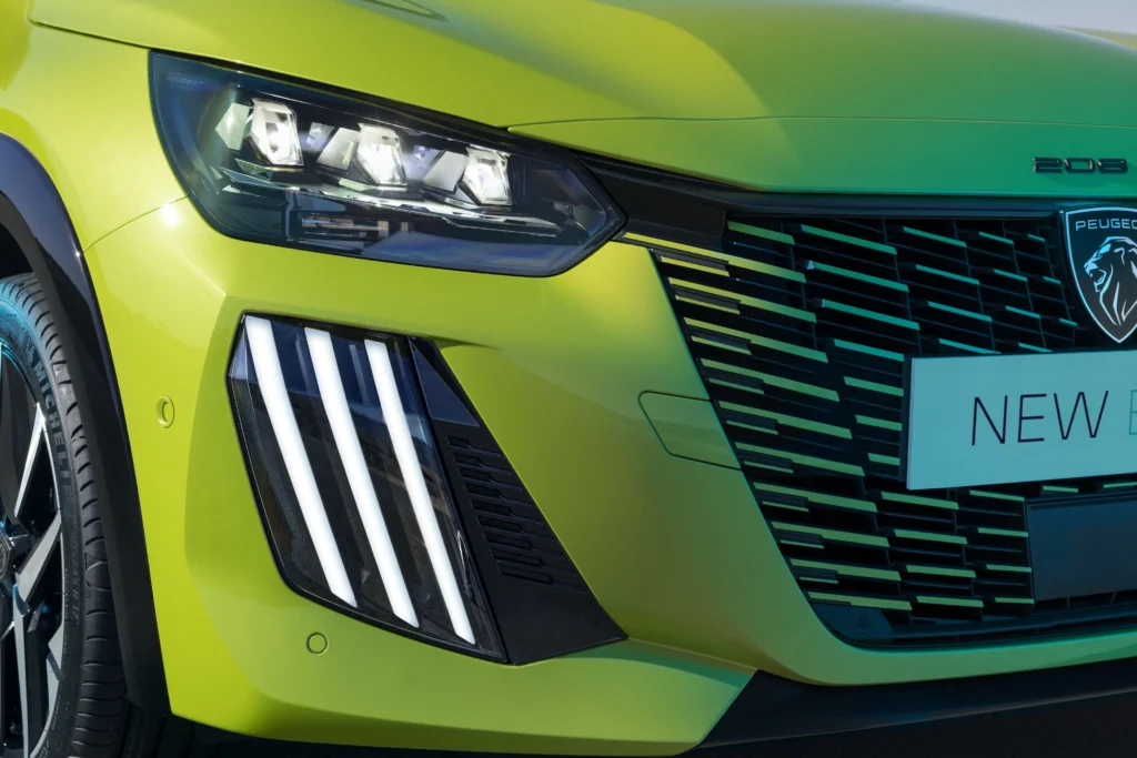 PEUGEOTE 208 4