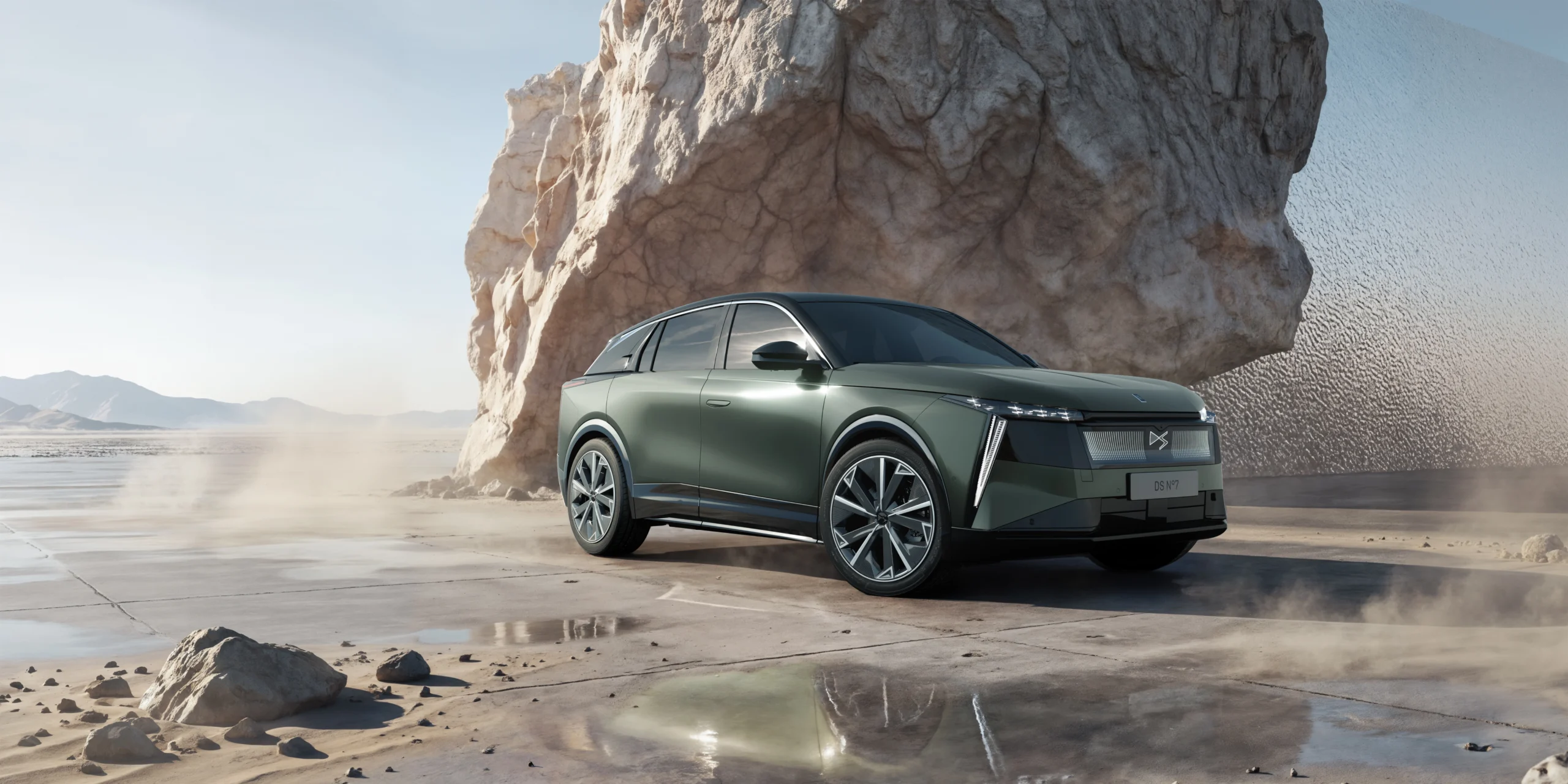 DS N°7 SUV in mattem Seidengrün vor großer Felsformation in einer Wüstenlandschaft