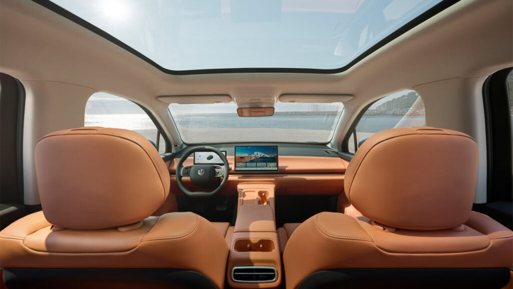 Das große Panorama-Glasdach des Leapmotor C10 EV sorgt für einen lichtdurchfluteten Innenraum und ein erstklassiges Raumgefühl.