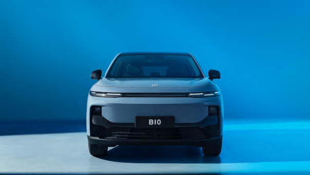 Die cleane Front des Leapmotor B10 wird durch ein durchgehendes Lichtband und ein futuristisches Gesicht geprägt.