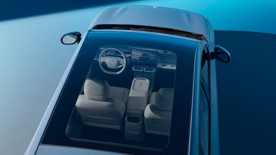 Ein riesiges Glasdach flutet den Innenraum des Leapmotor B10 mit natürlichem Licht und erlaubt Einblicke von oben.