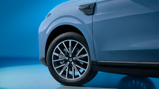 B10 rollt auf zweifarbigen Leichtmetallfelgen im Vielspeichen-Design mit zentralem Markenlogo