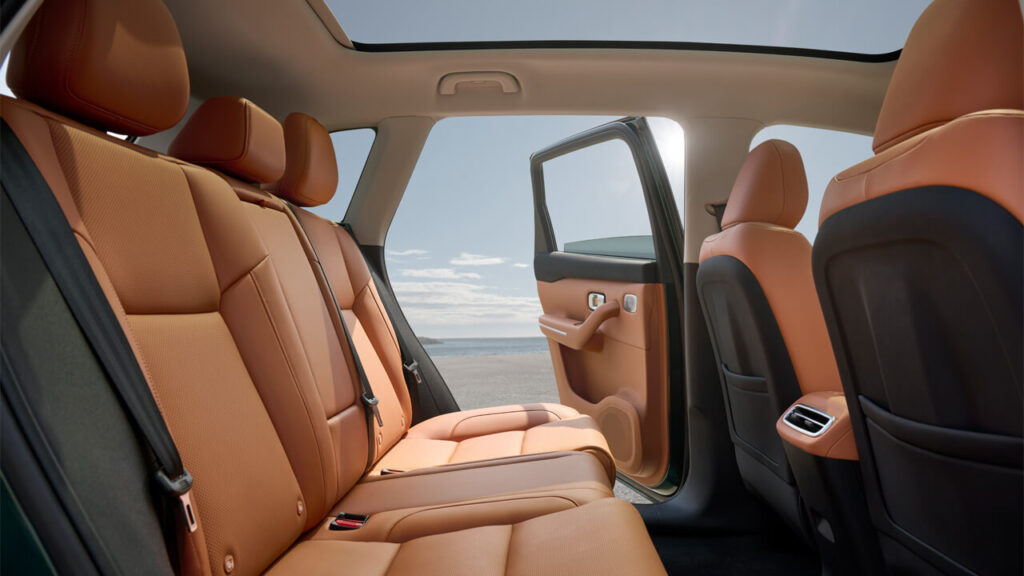 Der großzügige Fond des Leapmotor C10 AWD bietet den Passagieren höchsten Komfort und ein helles Ambiente dank des Glasdachs