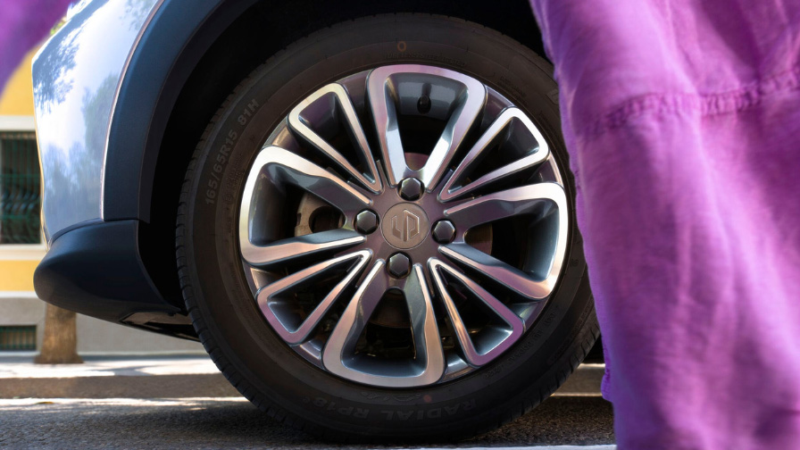 Nahaufnahme eines Autoreifens mit silber-grauer Mehrspeichen-Leichtmetallfelge und dem Markenlogo in der Mitte