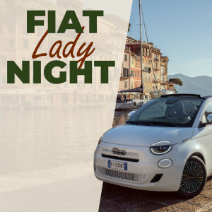 Grafik zur Fiat Lady Night mit Schriftzug und einem weißen Fiat 500e vor einer Uferpromenade mit mediterraner Kulisse.