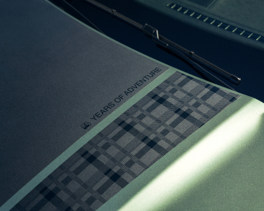 Detailaufnahme der Motorhaube mit „85 Years of Adventure“-Schriftzug und dekorativem Muster.