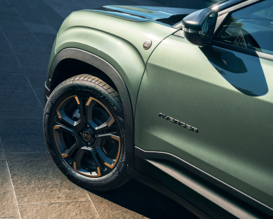 Detailaufnahme von Vorderrad, Kotflügel und Seitenpartie des Jeep Avenger 4xe 85th Anniversary.