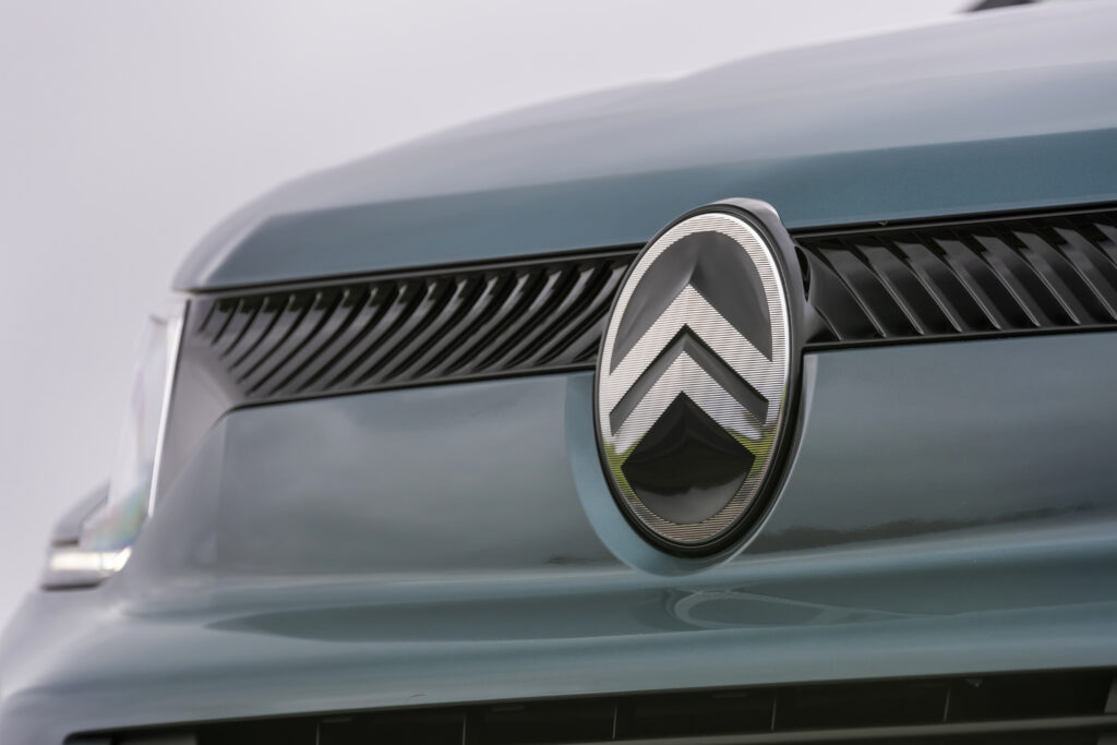 Detailaufnahme des Citroën-Logos und des Frontgrills des Citroën ë-Berlingo.
