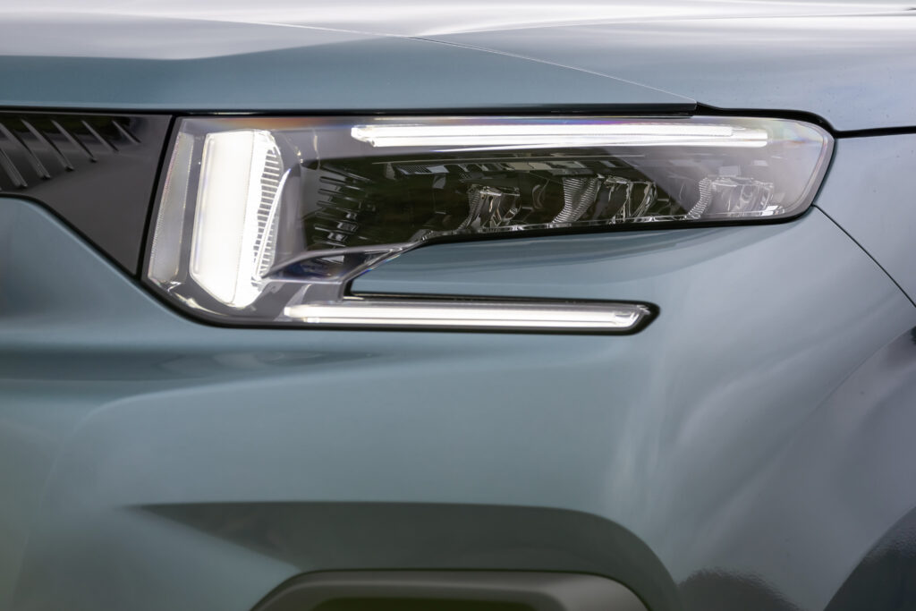 Detailaufnahme des LED-Frontscheinwerfers und der Frontpartie des Citroën ë-Berlingo.
