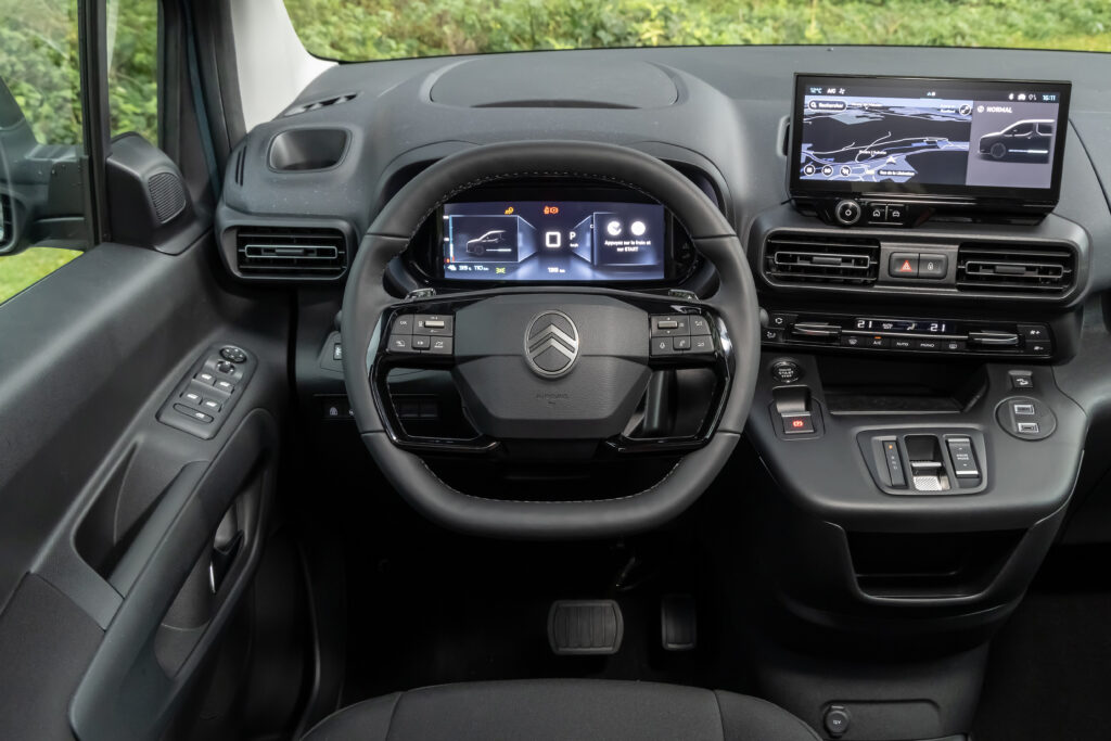 Innenraum des Citroën ë-Berlingo mit digitalem Kombiinstrument, Multifunktionslenkrad und zentralem Infotainmentsystem.
