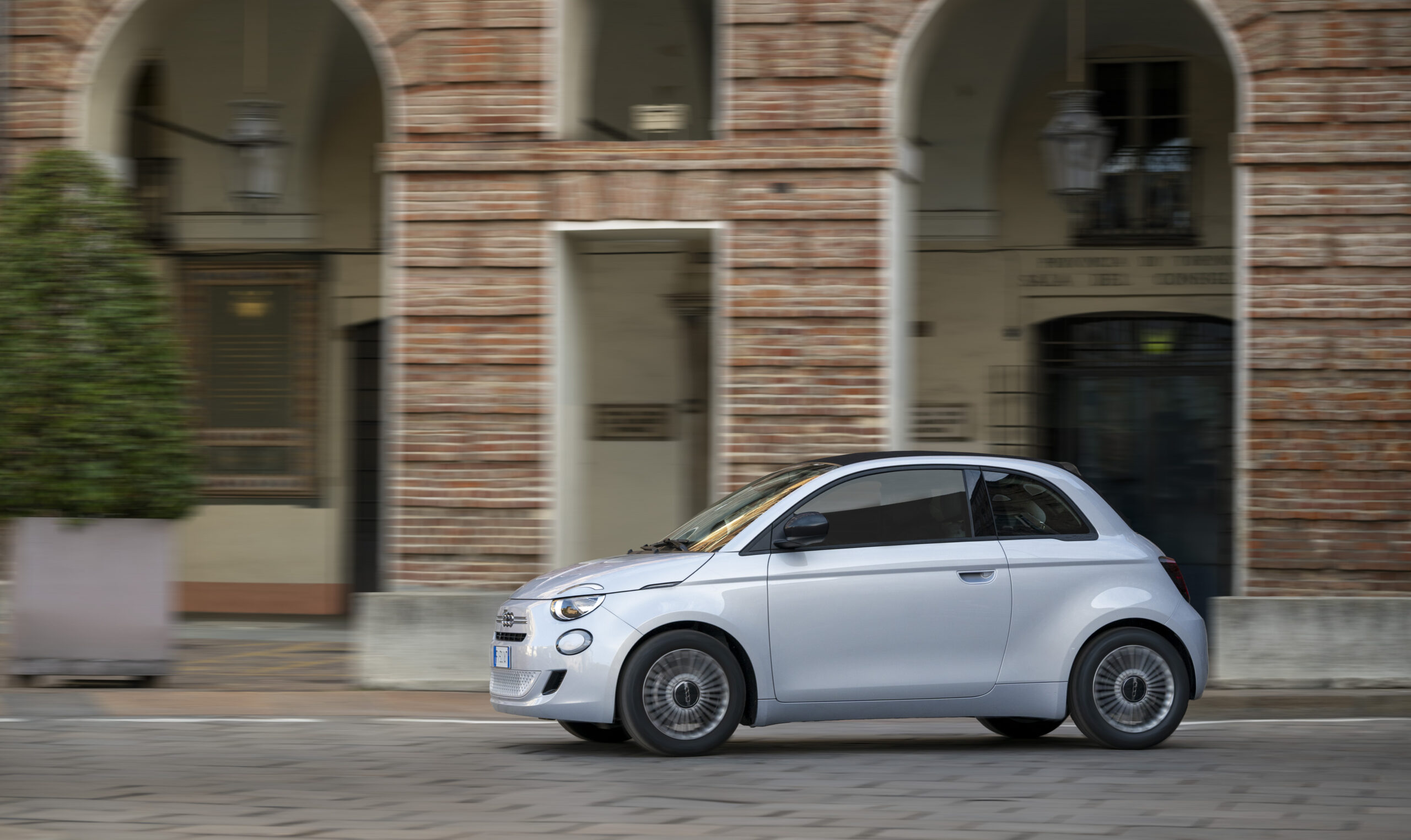 Abbildung Model Fiat 500 Hybrid Cabrio La Prima - mit KI generiert/bearbeitet