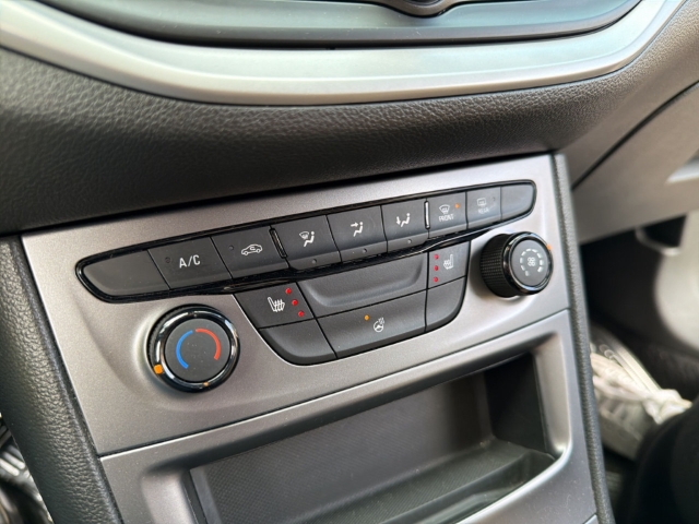 Fahrzeugabbildung Opel Astra 120 Jahre Apple CarPlay Android Auto Musikstreaming Ambientebeleuchtung SHZ LenkradHZG - mit KI generiert/bearbeitet