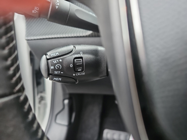 Fahrzeugabbildung Peugeot e-208 Allure Pack Elektro Navi LED Klimaautom Fahrerprofil DAB SHZ Spurhalteass.