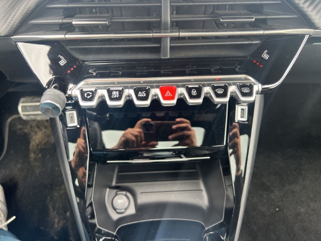 Fahrzeugabbildung Peugeot 208 GT Panorama Navi LED ACC Apple CarPlay Android Auto Klimaautom Fahrerprofil DAB