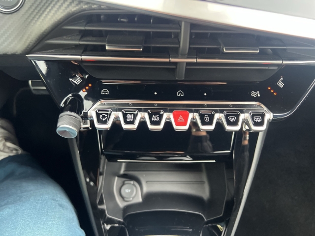 Fahrzeugabbildung Peugeot 2008 GT AHK-abnehmbar Navi Leder Massagesitze LED Apple CarPlay Android Auto Klimaautom