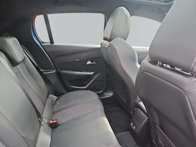Fahrzeugabbildung Peugeot e-208 GT+ Panorama Navi LED Klimaautom Fahrerprofil DAB Ambientebeleuchtung SHZ Parklenkass.