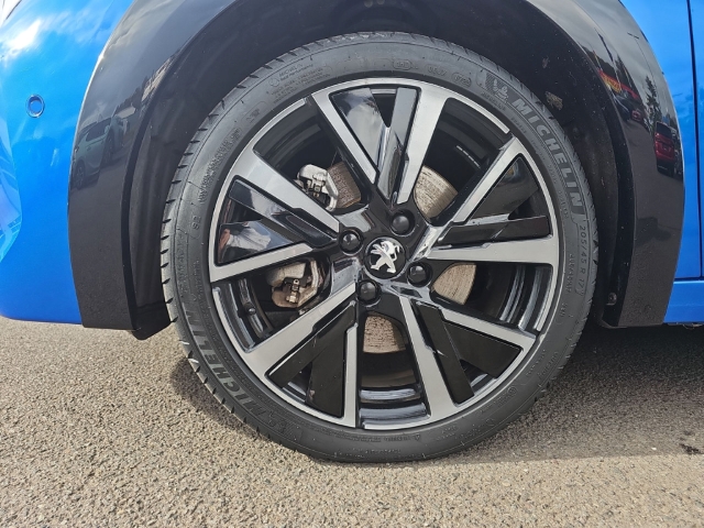Fahrzeugabbildung Peugeot e-208 GT+ Panorama Navi LED Klimaautom Fahrerprofil DAB Ambientebeleuchtung SHZ Parklenkass.
