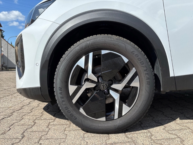 Fahrzeugabbildung Peugeot 2008 GT El. Panodach Navi 360 Kamera LED Apple CarPlay Android Auto Klimaautom Fahrerprofil - mit KI generiert/bearbeitet