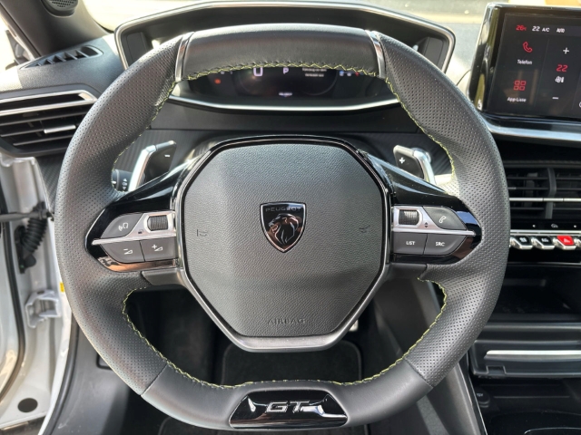 Fahrzeugabbildung Peugeot 2008 GT El. Panodach Navi 360 Kamera LED Apple CarPlay Android Auto Klimaautom Fahrerprofil - mit KI generiert/bearbeitet