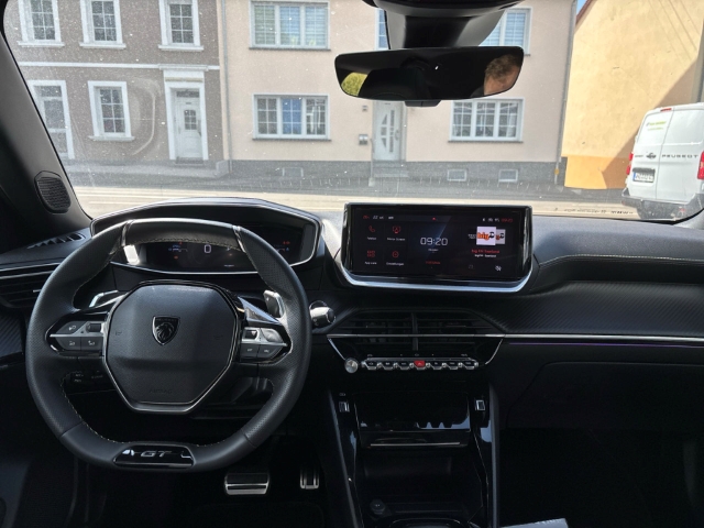 Fahrzeugabbildung Peugeot 2008 GT El. Panodach Navi 360 Kamera LED Apple CarPlay Android Auto Klimaautom Fahrerprofil - mit KI generiert/bearbeitet