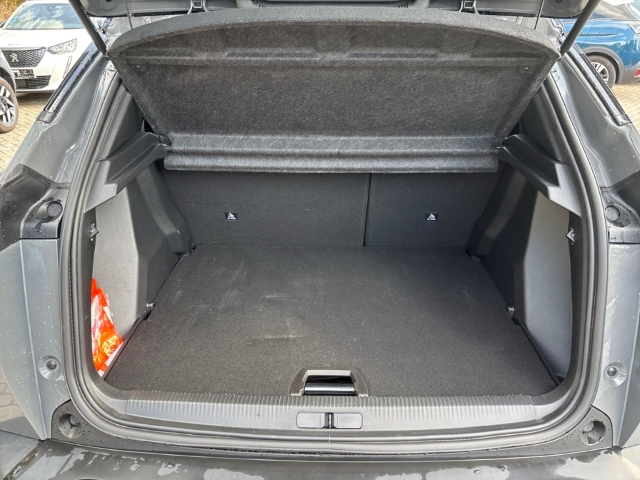 Fahrzeugabbildung Peugeot 2008 GT AHK-abnehmbar Navi Leder 360 Kamera Massagesitze LED ACC Apple CarPlay Android Auto - mit KI generiert/bearbeitet