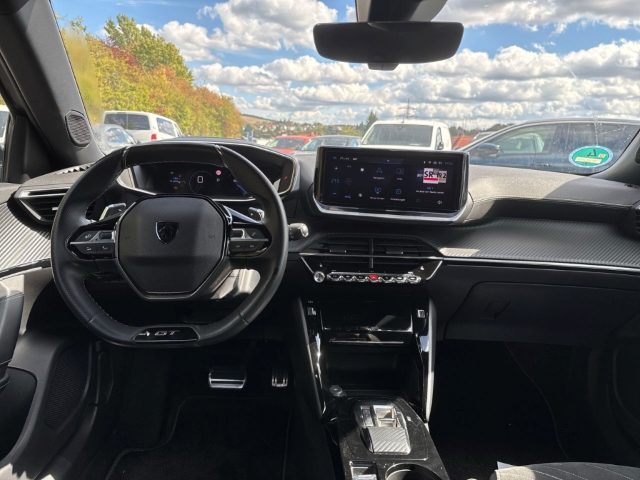 Fahrzeugabbildung Peugeot 2008 GT AHK-abnehmbar Navi Leder 360 Kamera Massagesitze LED ACC Apple CarPlay Android Auto - mit KI generiert/bearbeitet