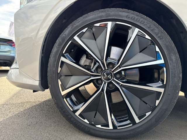 Fahrzeugabbildung DS Automobiles DS4 E-Tense Rivoli PHEV HUD Digitales Cockpit LED El. Heckklappe Mehrzonenklima
