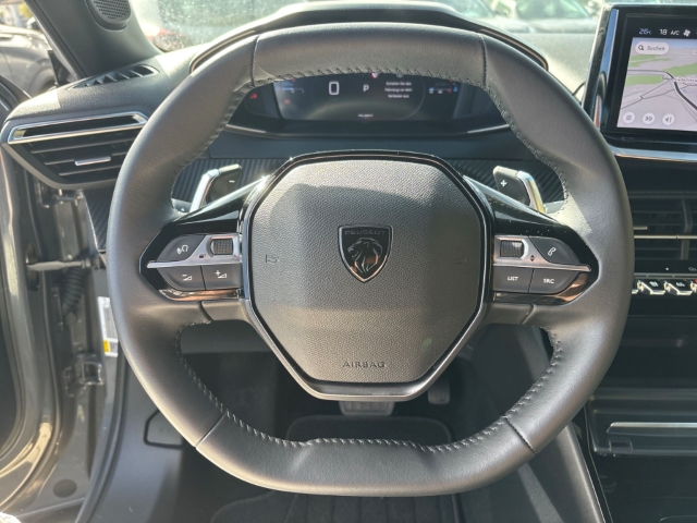 Fahrzeugabbildung Peugeot 2008 Allure LED ACC Apple CarPlay Android Auto Fahrerprofil Musikstreaming DAB SHZ - mit KI generiert/bearbeitet