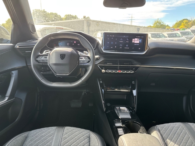 Fahrzeugabbildung Peugeot 2008 Allure LED ACC Apple CarPlay Android Auto Fahrerprofil Musikstreaming DAB SHZ - mit KI generiert/bearbeitet