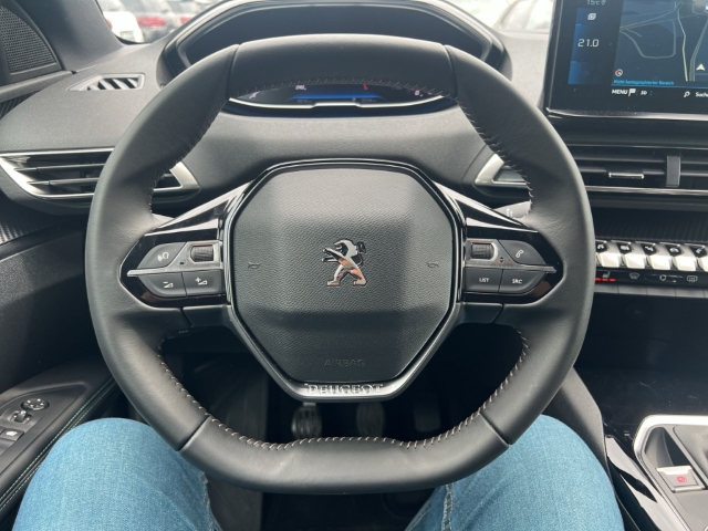 Fahrzeugabbildung Peugeot 3008 Allure Pack Navi Digitales Cockpit LED ACC Apple CarPlay Android Auto 2-Zonen-Klimaautom
