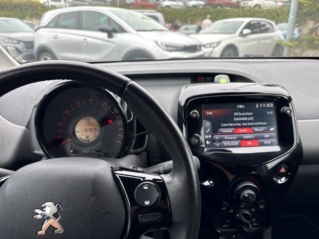 Fahrzeugabbildung Peugeot 108 Style Apple CarPlay Android Auto DAB SHZ Rückfahrkam. Notbremsass. Temp Tel.-Vorb. - mit KI generiert/bearbeitet