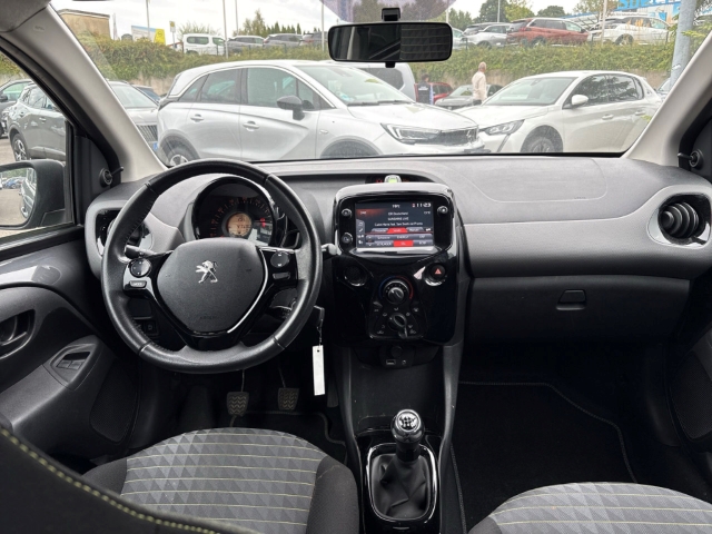 Fahrzeugabbildung Peugeot 108 Style Apple CarPlay Android Auto DAB SHZ Rückfahrkam. Notbremsass. Temp Tel.-Vorb. - mit KI generiert/bearbeitet