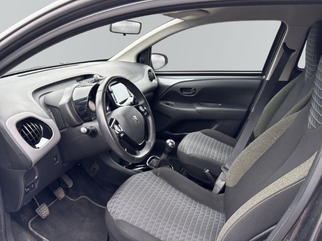 Fahrzeugabbildung Peugeot 108 Style Apple CarPlay Android Auto DAB SHZ Rückfahrkam. Notbremsass. Temp Tel.-Vorb. - mit KI generiert/bearbeitet