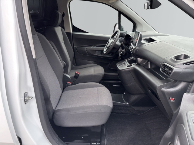 Fahrzeugabbildung Opel Combo Electric Cargo Edition Fernlichtass. Rückfahrkam. Temp Tel.-Vorb. PDC Berganfahrass. - mit KI generiert/bearbeitet