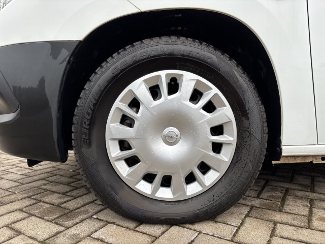 Fahrzeugabbildung Opel Combo Electric Cargo Edition Fernlichtass. Rückfahrkam. Temp Tel.-Vorb. PDC Berganfahrass. - mit KI generiert/bearbeitet
