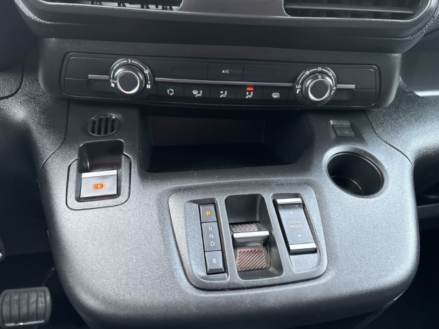 Fahrzeugabbildung Opel Combo Electric Cargo Edition Fernlichtass. Rückfahrkam. Temp Tel.-Vorb. PDC Berganfahrass. - mit KI generiert/bearbeitet