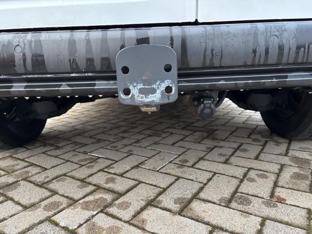 Fahrzeugabbildung Opel Combo Electric Cargo Edition Fernlichtass. Rückfahrkam. Temp Tel.-Vorb. PDC Berganfahrass. - mit KI generiert/bearbeitet