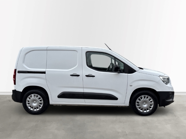 Fahrzeugabbildung Opel Combo Electric Cargo Edition Fernlichtass. Rückfahrkam. Temp Tel.-Vorb. PDC Berganfahrass. - mit KI generiert/bearbeitet
