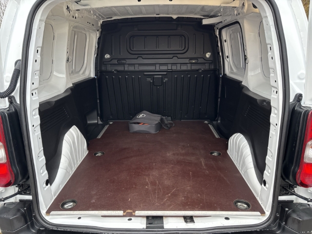 Fahrzeugabbildung Opel Combo Electric Cargo Edition Fernlichtass. Rückfahrkam. Temp Tel.-Vorb. PDC Berganfahrass. - mit KI generiert/bearbeitet