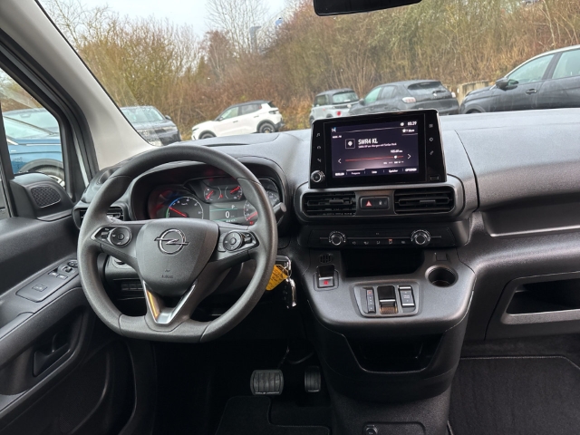 Fahrzeugabbildung Opel Combo Electric Cargo Edition Fernlichtass. Rückfahrkam. Temp Tel.-Vorb. PDC Berganfahrass. - mit KI generiert/bearbeitet