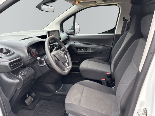 Fahrzeugabbildung Opel Combo Electric Cargo Edition Fernlichtass. Rückfahrkam. Temp Tel.-Vorb. PDC Berganfahrass. - mit KI generiert/bearbeitet