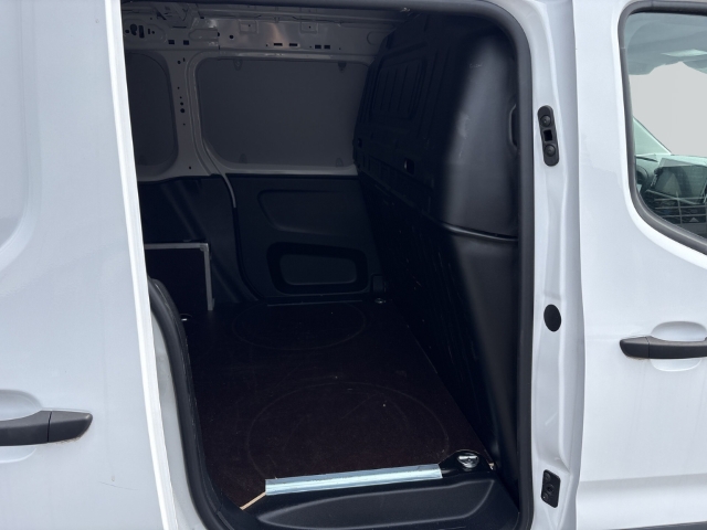 Fahrzeugabbildung Opel Combo Cargo L1 M Musikstreaming DAB Verkehrszeichenerk. Temp Tel.-Vorb. PDC Berganfahrass. - mit KI generiert/bearbeitet