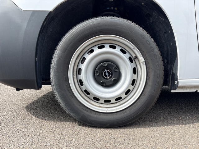 Fahrzeugabbildung Opel Combo Cargo L1 M Musikstreaming DAB Verkehrszeichenerk. Temp Tel.-Vorb. PDC Berganfahrass. - mit KI generiert/bearbeitet
