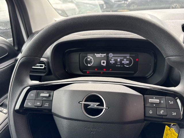 Fahrzeugabbildung Opel Combo Cargo L1 M Musikstreaming DAB Verkehrszeichenerk. Temp Tel.-Vorb. PDC Berganfahrass. - mit KI generiert/bearbeitet