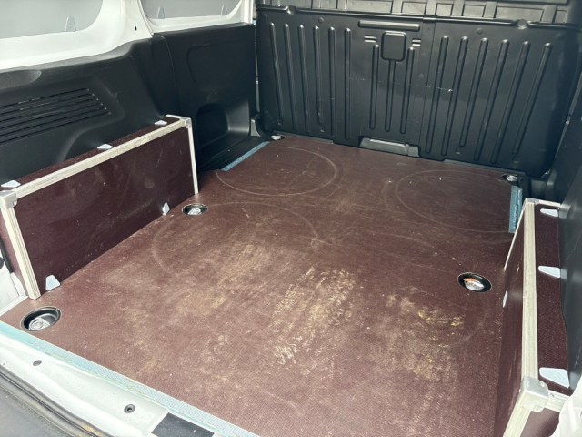 Fahrzeugabbildung Opel Combo Cargo L1 M Musikstreaming DAB Verkehrszeichenerk. Temp Tel.-Vorb. PDC Berganfahrass. - mit KI generiert/bearbeitet