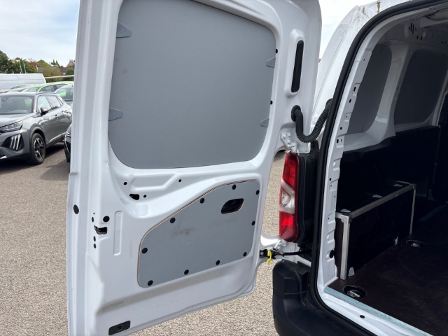 Fahrzeugabbildung Opel Combo Cargo L1 M Musikstreaming DAB Verkehrszeichenerk. Temp Tel.-Vorb. PDC Berganfahrass. - mit KI generiert/bearbeitet
