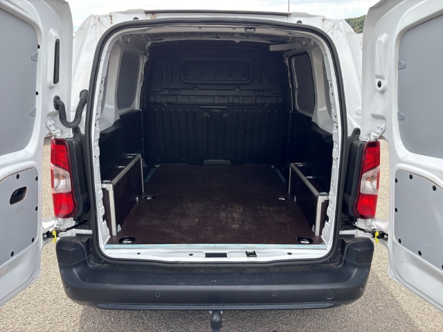 Fahrzeugabbildung Opel Combo Cargo L1 M Musikstreaming DAB Verkehrszeichenerk. Temp Tel.-Vorb. PDC Berganfahrass. - mit KI generiert/bearbeitet